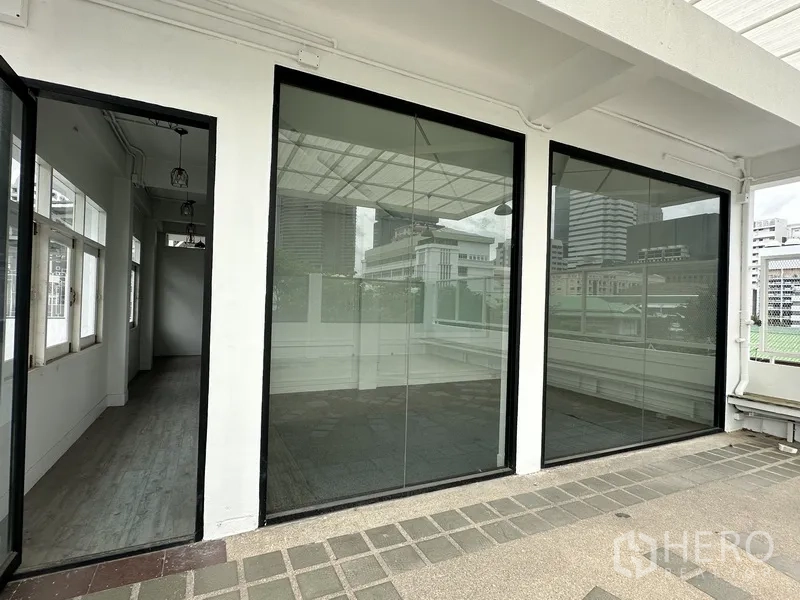 Retail Space for rent in Bang Rak, Bangkok - Corridor entrance with glass panels and large windows beside the terrace.