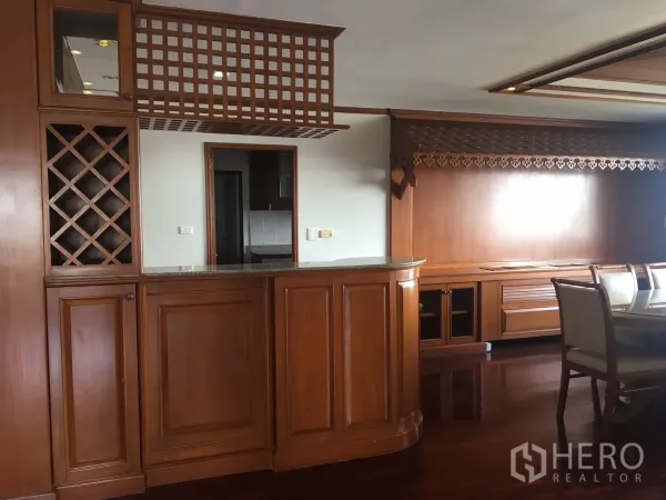 公寓 出租在Watthana, Bangkok - 餐区配有内置木柜、酒架、吧台与餐桌。