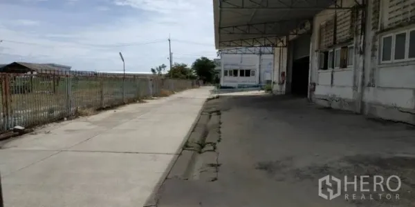 工厂 出租在Chachoengsao - 工厂外立面旁的有顶装卸区与混凝土车道，配周界围栏