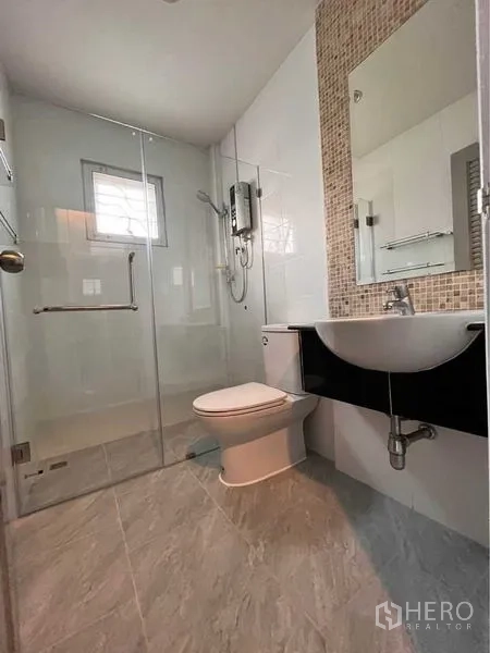 ทาวน์เฮาส์ ให้เช่าในKhlong Toei, Bangkok - ห้องน้ำสะอาด มีตู้ shower กระจก เครื่องทำน้ำอุ่น และผนังไฮไลต์โมเสก