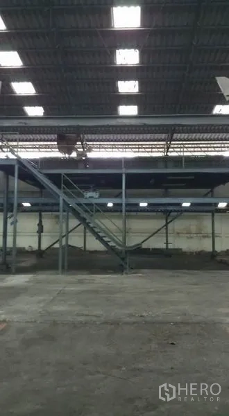 Warehouse for rent in Bang Phli, Samut Prakan - Close view of mezzanine staircase and raised storage platform.