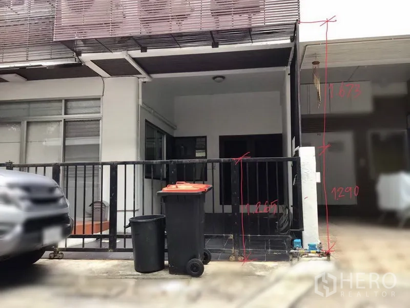 带办公室的家 出租在Khlong Toei, Bangkok - 带黑色金属栏杆的有顶车位，临街入口