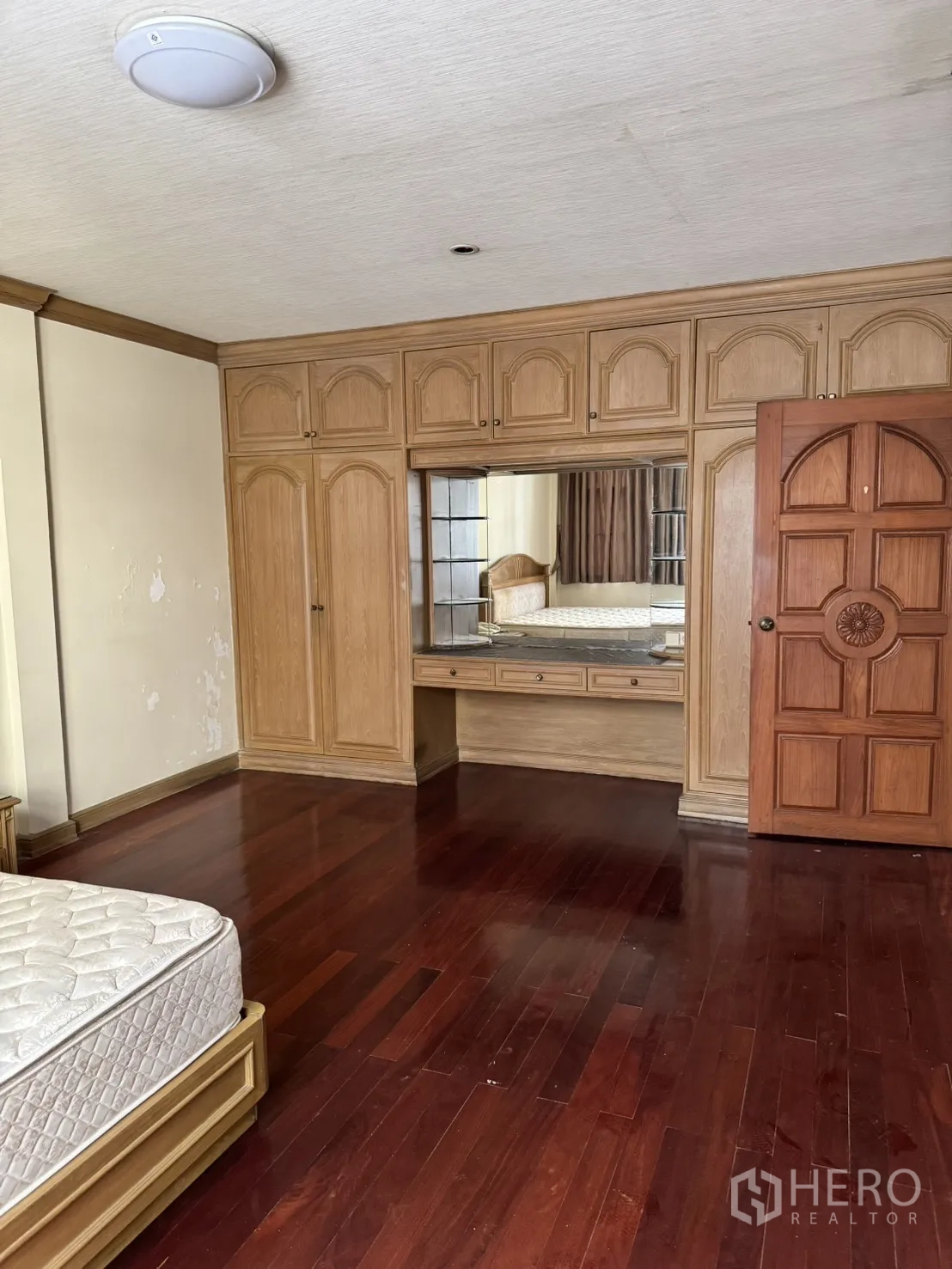 โฮมออฟฟิศ for rent in Watthana, Bangkok - ห้องนอนพร้อมตู้เสื้อผ้าบิวท์อินเต็มผนังและโต๊ะเครื่องแป้ง