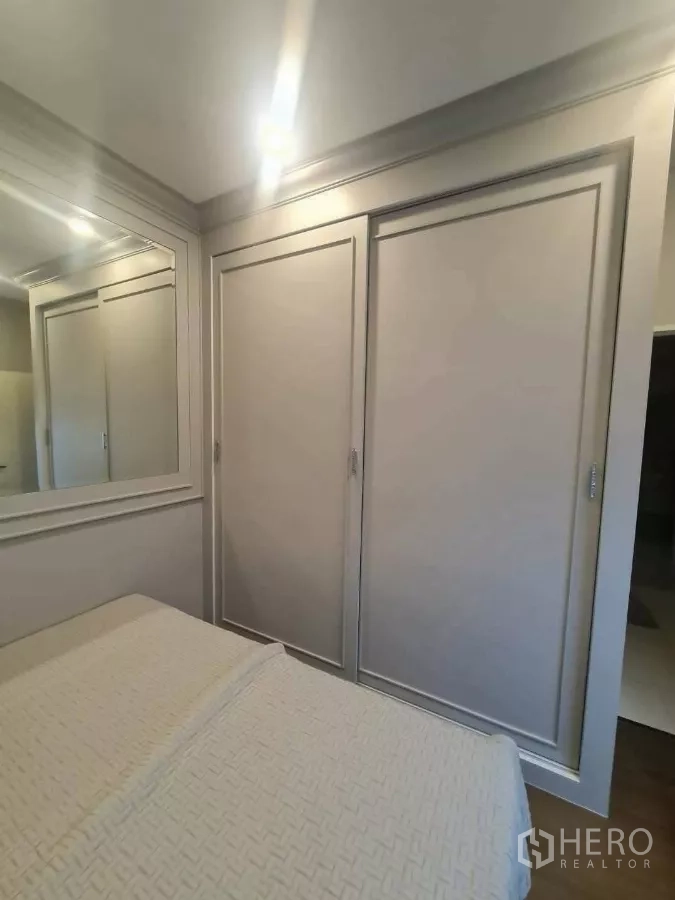 独立式住宅 出租或出售在Prawet, Bangkok - 卧室内滑门衣柜与墙面大镜