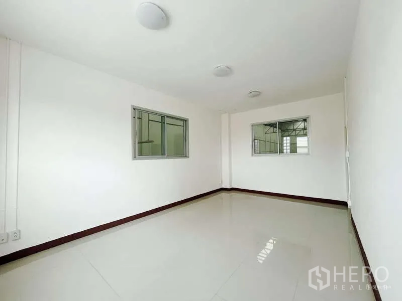 โรงงาน ให้เช่าในMueang Samut Sakhon, Samut Sakhon - ห้องสำนักงานชั้นบนสว่าง มีหน้าต่างมองเห็นพื้นที่คลัง