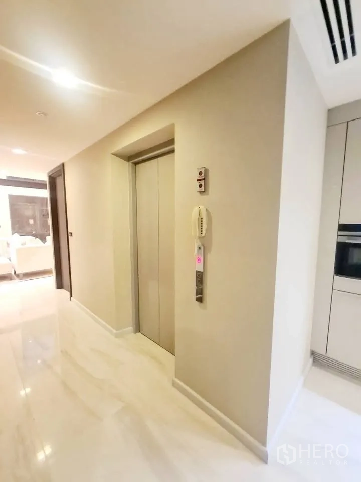 ทาวน์เฮาส์ for rent or sale in Watthana, Bangkok - ประตูลิฟต์ภายในบ้านอยู่ถัดจากโถงทางเดินใกล้ครัว