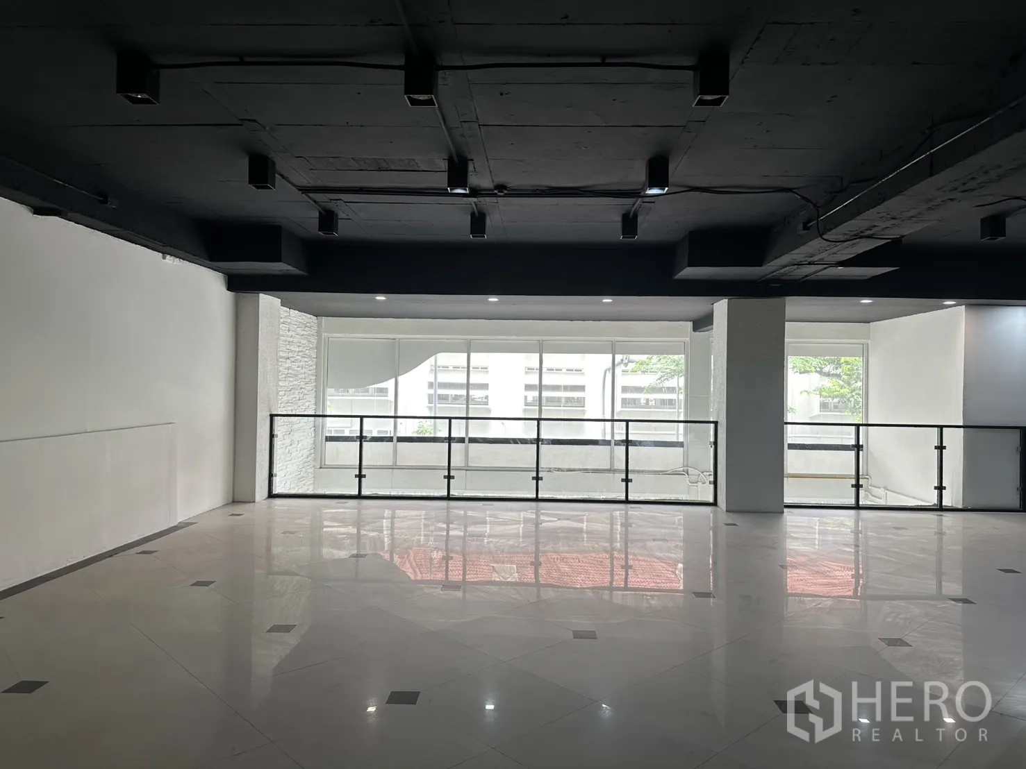 Retail Space for rent in Pathum Wan, Bangkok - Mezzanine floor with a glass balustrade overlooking the ground level.