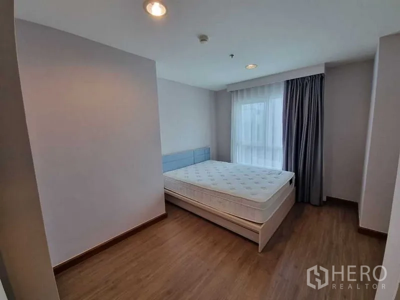 公寓 出租在Huai Khwang, Bangkok - 主卧配大床、窗户与遮光窗帘。