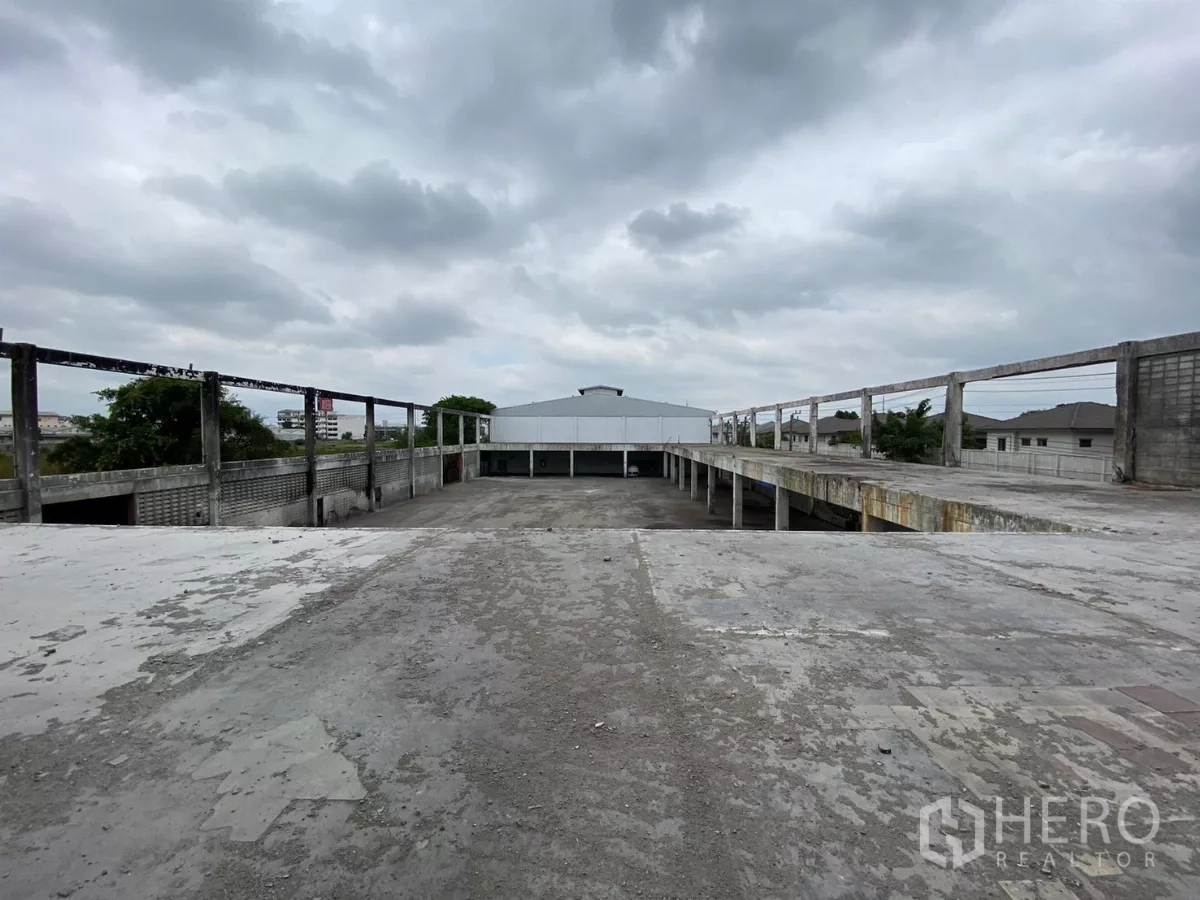 Factory for sale in Bang Phli, Samut Prakan - Elevated view from upper deck across the yard toward the warehouse.