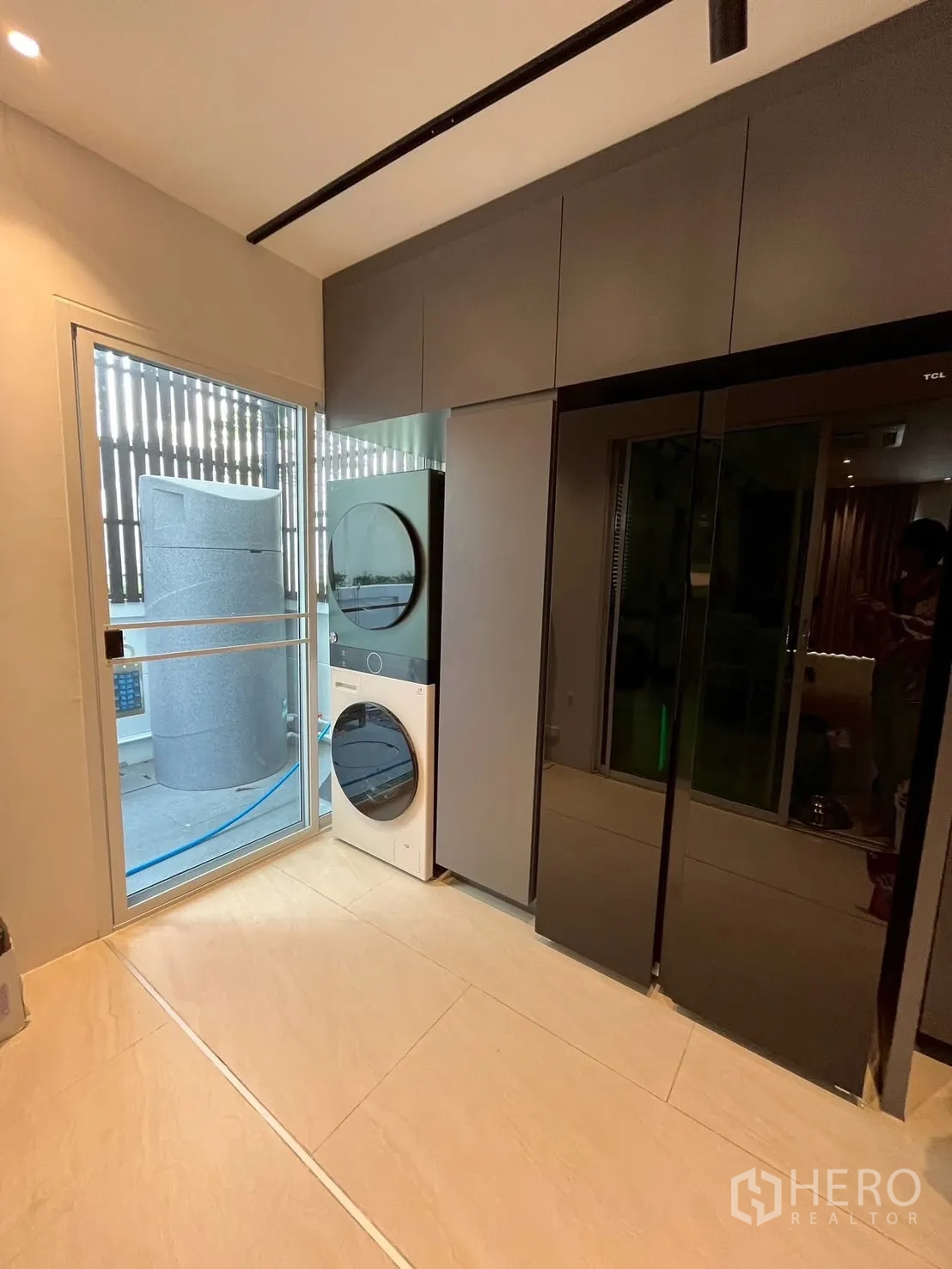 联排别墅 出租在Prawet, Bangkok - 家务间，双层洗烘一体机、大冰箱与后门