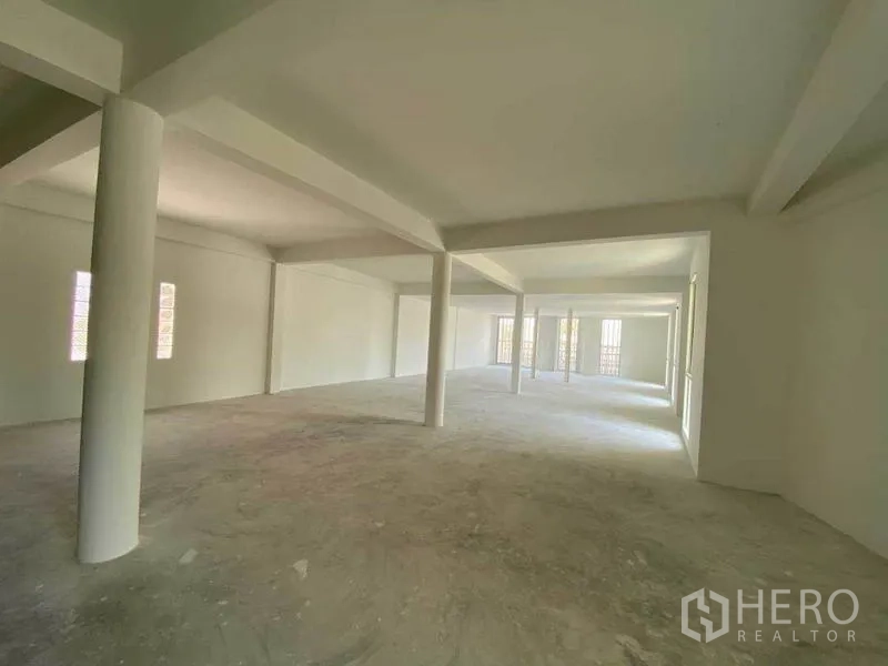零售空间 出租在Khlong Toei, Bangkok - 采光充足的开放式零售楼层，白色立柱与未铺装地面
