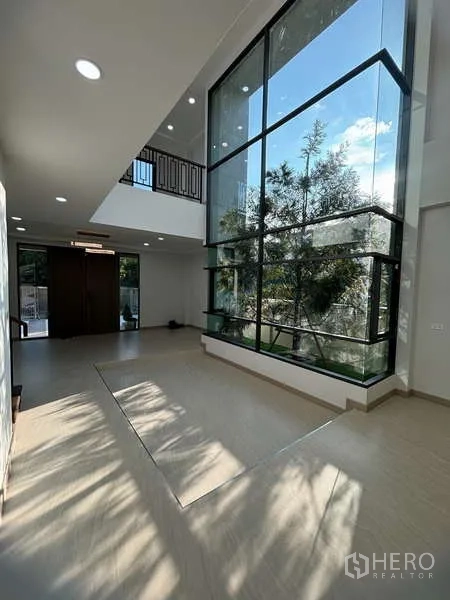 独立式住宅 出租或出售在Suan Luang, Bangkok - 挑高双层门厅，转角落地玻璃引入花园景观