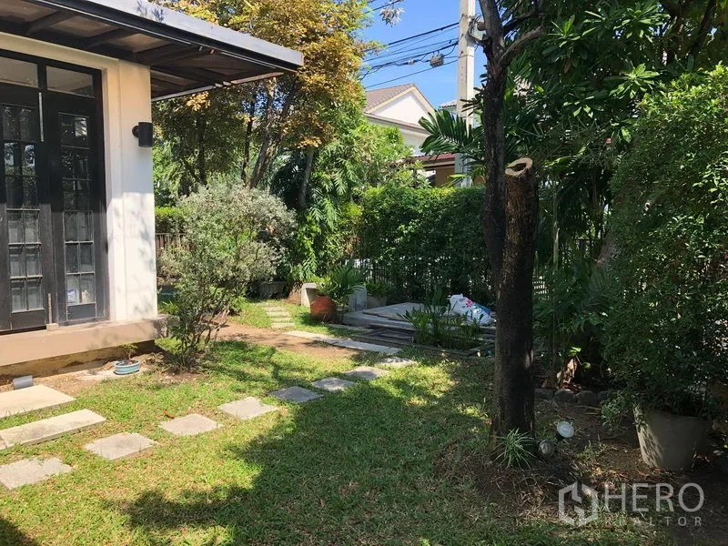 Detached House for rent or sale in Bang Kapi, Bangkok - Private green garden with lawn, stepping stones and mature plants around the house.