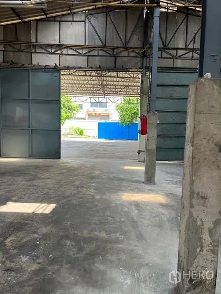 คลังสินค้า ให้เช่าในKhlong Toei, Bangkok - มุมมองจากภายในโกดังไปยังประตูบานเลื่อนขนาดใหญ่และลานด้านหน้า