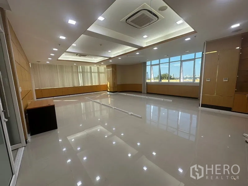 สำนักงาน ให้เช่าในSuan Luang, Bangkok - พื้นที่ทำงานเปิดโล่ง หน้าต่างบานใหญ่ แสงธรรมชาติ พื้นกระเบื้องเงา