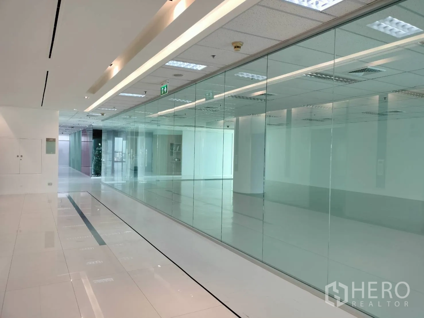 零售空间 for rent in Sathon, Bangkok - 走廊铺地光洁，临全高玻璃门面与展示窗。
