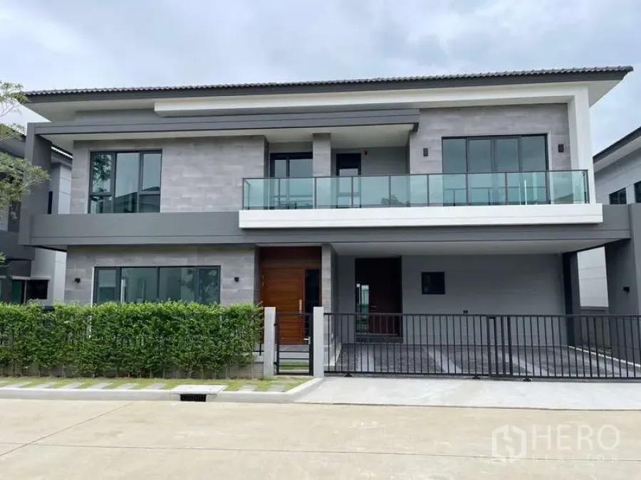 บ้าน ให้เช่าในBang Phli, Samut Prakan - มุมมองด้านหน้าแบบร่วมสมัย ระเบียงและที่จอดรถในร่ม