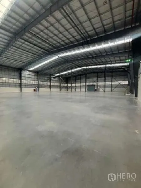 货栈 出租在Mueang Rayong, Rayong - 高净空的仓库大厅，平整混凝土地面，适合重型叉车作业。