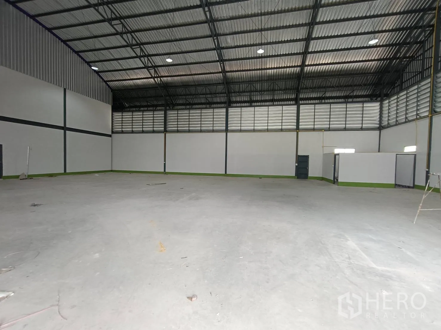 工厂 出租在Lam Luk Ka, Pathum Thani - 工厂正门门廊，玻璃双开门与铺装院坝。
