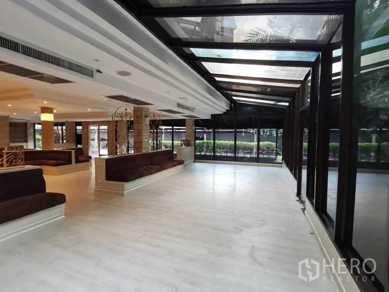 Retail Space for rent in Pathum Wan, Bangkok - Glass-roofed corridor facing greenery, ideal for display or lounge area.
