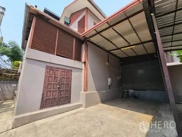 Warehouse for rent in Chatuchak, Bangkok - Warehouse exterior in Chatuchak with covered loading bay and roller shutter.