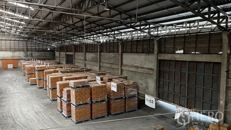 工厂 出租或出售在Pathum Thani - 仓库尾部的大型装卸金属门