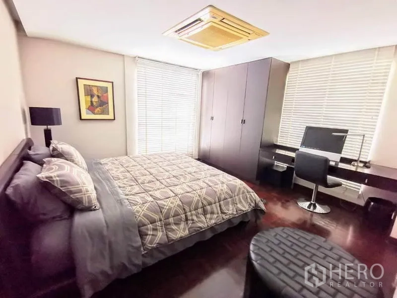 Detached House for rent or sale in Bang Phli, Samut Prakan - Cozy bedroom with double bed, wardrobe, built-in desk and cassette ceiling air-conditioner.