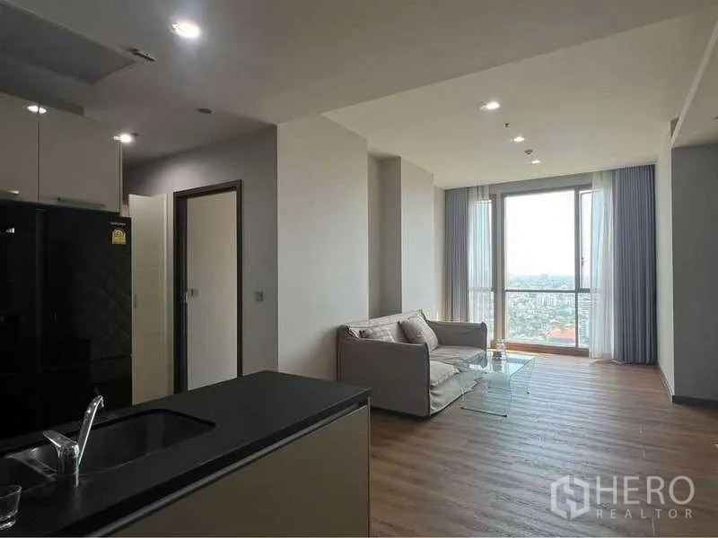คอนโด ขายในWatthana, Bangkok - ห้องนั่งเล่นแบบโอเพ่นสเปซพร้อมโซฟา โต๊ะกระจก และวิวเมือง