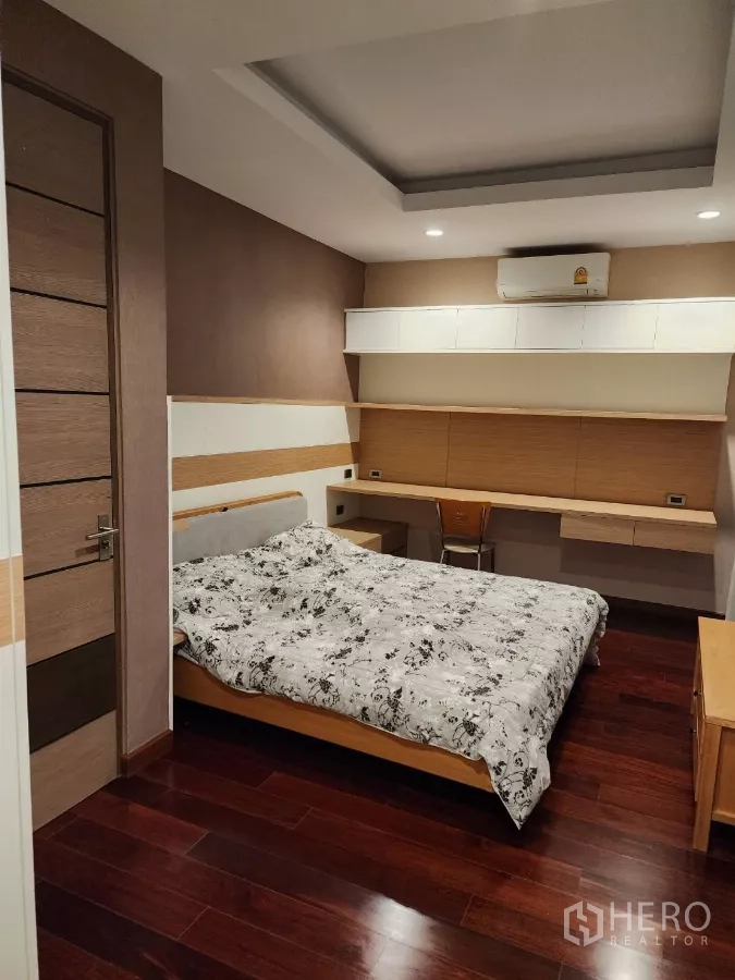 Detached House for rent or sale in Chatuchak, Bangkok - Guest bedroom with built-in desk, shelves and wood flooring.