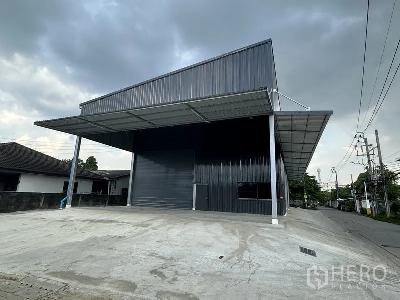 คลังสินค้า ให้เช่าในBang Kapi, Bangkok - ลานขนถ่ายสินค้าหน้าคลังพร้อมชายคาขนาดใหญ่และประตูม้วนสูง