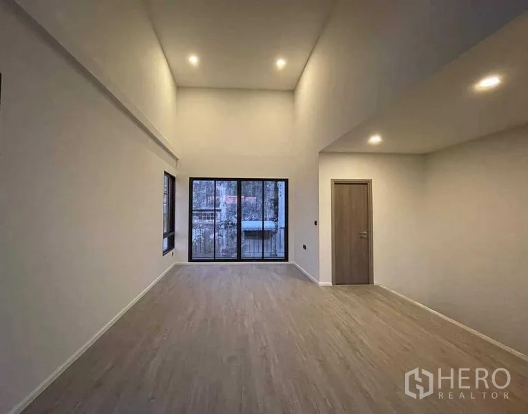 带办公室的家 出售在Lat Phrao, Bangkok - 阁楼风卧室/工作室，高挑空间与推拉门