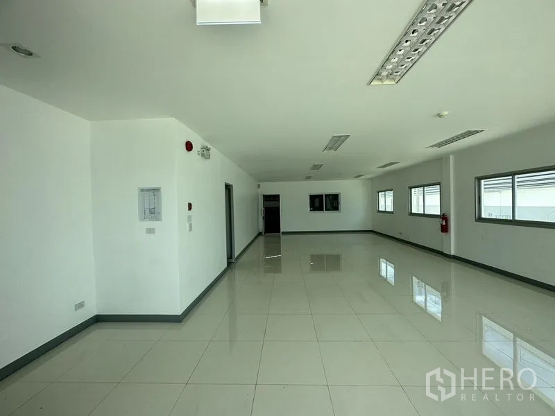 โรงงาน ให้เช่าในMueang Samut Prakan, Samut Prakan - สำนักงานโอเพ่นแปลน พื้นกระเบื้องแกรนิตโต้ หน้าต่างรอบด้าน และโคมไฟ LED