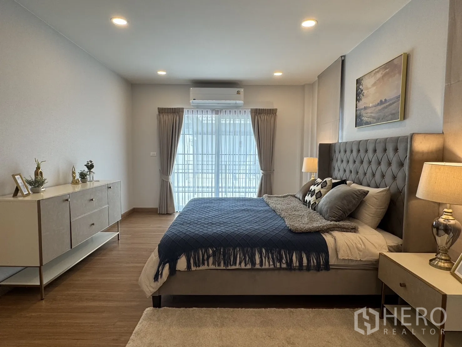 บ้าน for rent in Bang Phli, Samut Prakan - ห้องนอนขนาดใหญ่มีตู้ไซด์บอร์ด ประตูกระจกบานเลื่อนออกระเบียง ผ้าม่านและเครื่องปรับอากาศ