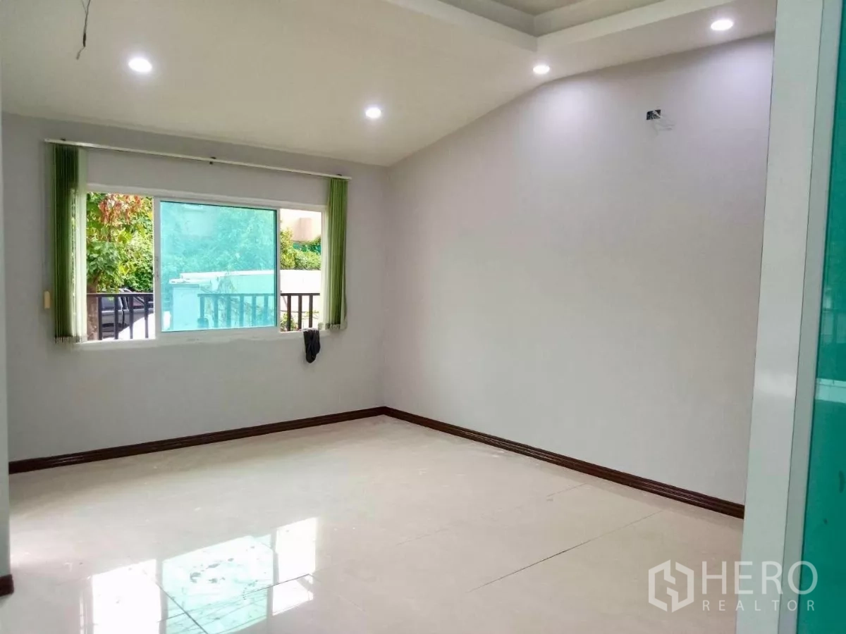 Home Office for rent in Bang Phli, Samut Prakan - Corner room featuring a wide window, downlights and green curtains overlooking the patio.