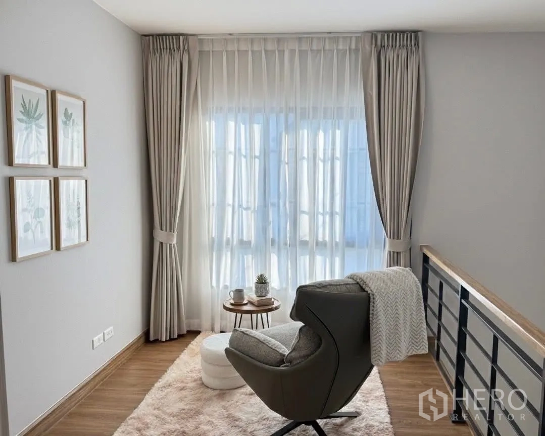 บ้าน for rent in Bang Phli, Samut Prakan - มุมนั่งอ่านหนังสือสว่างใส ใกล้หน้าต่างบานใหญ่ พร้อมเก้าอี้และพรม