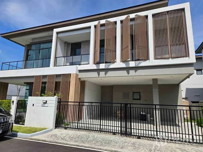 Detached House for rent in Bang Phli, Samut Prakan - Modern two-storey detached house with wood slat screens, balcony and gated carport.