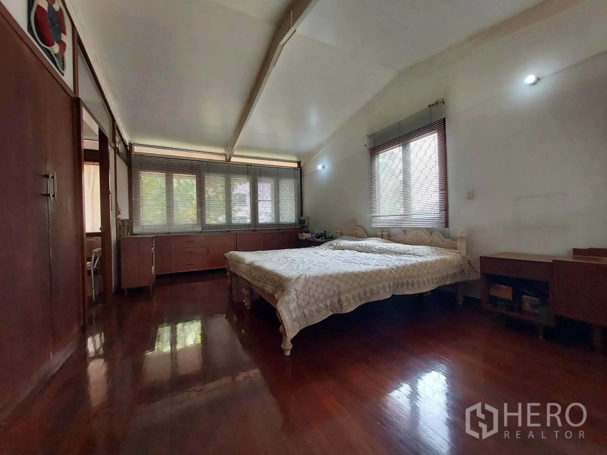 บ้านเดี่ยว for rent or sale in Mueang Samut Prakan, Samut Prakan - ห้องนอนขนาดใหญ่ พื้นไม้เงาและหน้าต่างหลายบาน