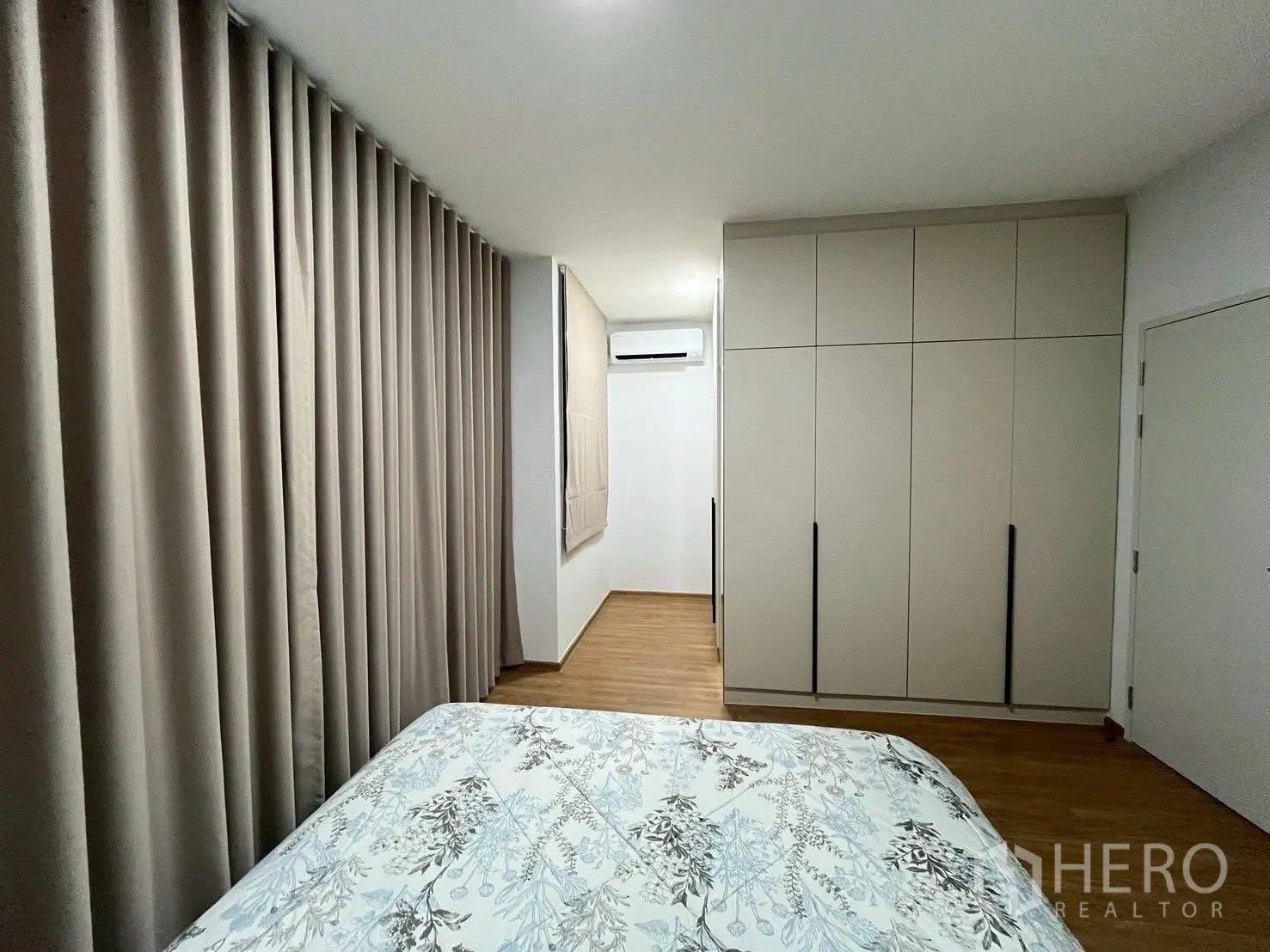 ทาวน์เฮาส์ for rent in Bang Phli, Samut Prakan - ห้องนอนใหญ่มีตู้เสื้อผ้าบิลท์อิน เตียง และผ้าม่านทึบแสง.