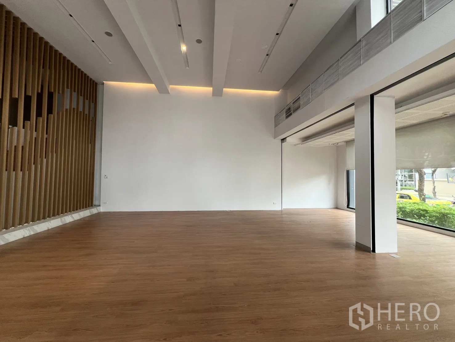 Retail Space for rent in Khlong Toei, Bangkok - Open retail area with tall ceilings and decorative slatted partition.
