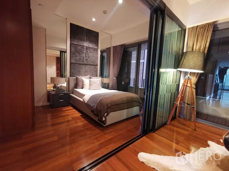 公寓 出租在Yan Nawa, Bangkok - 次卧带玻璃推拉隔断，落地窗帘与三脚落地灯。