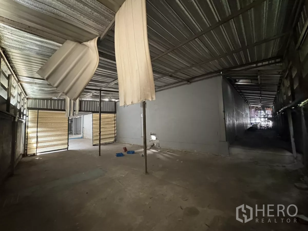 货栈 出租在Bang Phli, Samut Prakan - 封闭式机用区，金属屋面与折叠门。