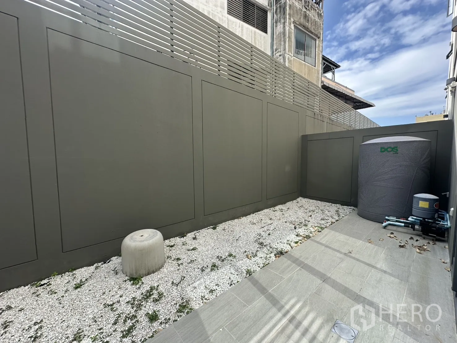 家庭办公室 for rent or sale in Suan Luang, Bangkok - 后方设备区设蓄水罐、泵及沿墙铺装步道。