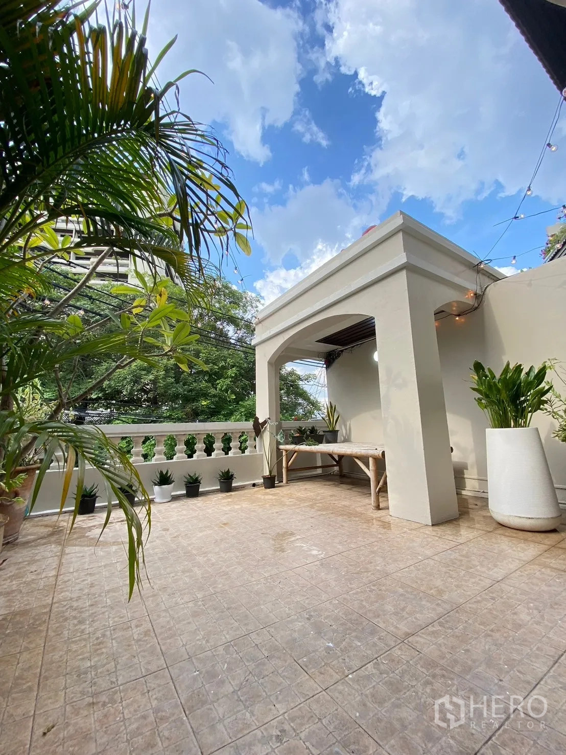 家庭办公室 for rent in Watthana, Bangkok - 半露天宽敞露台，瓷砖地面与多株绿植