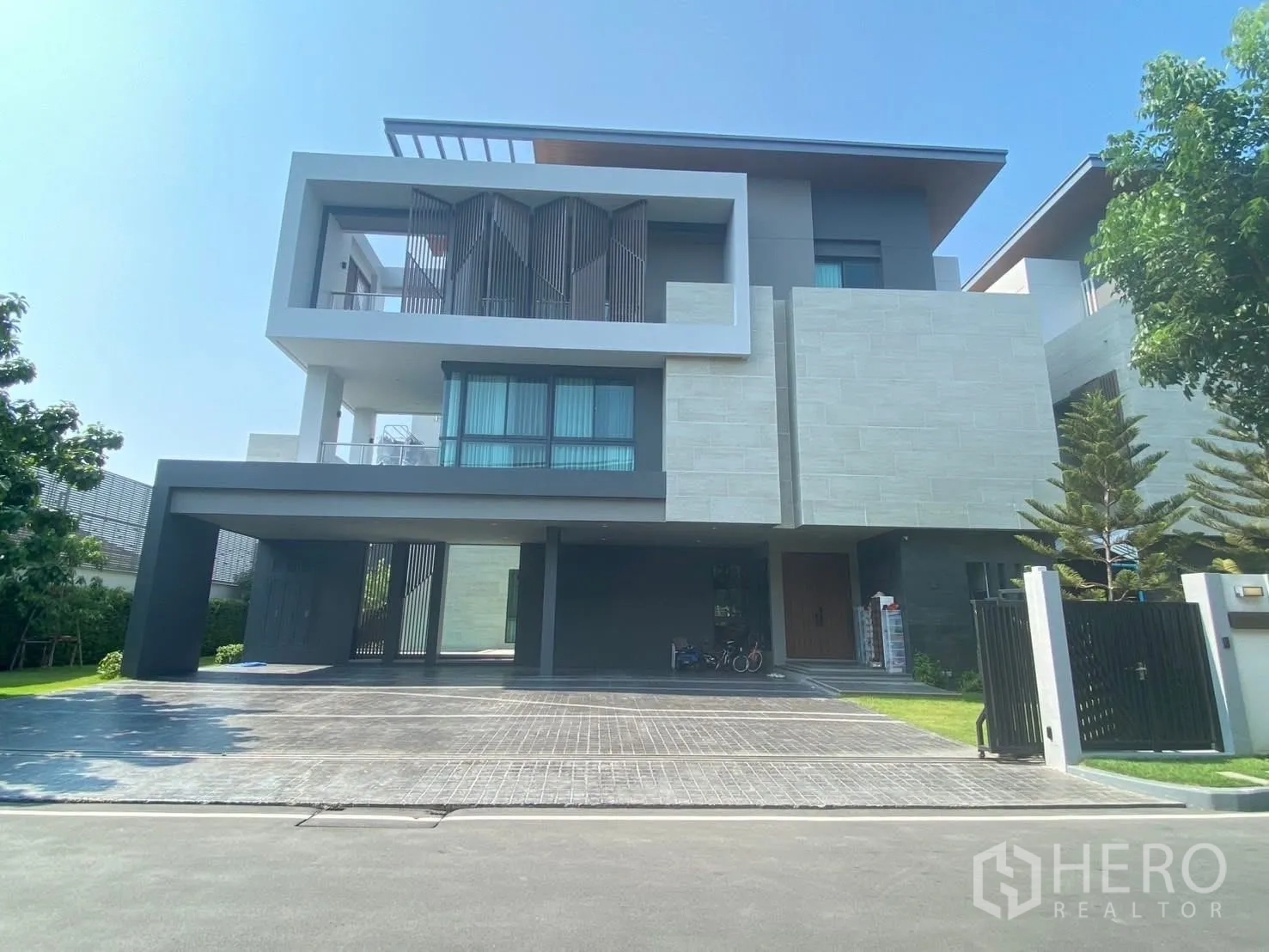 บ้านเดี่ยว for rent or sale in Suan Luang, Bangkok - ด้านหน้าบ้านพร้อมถนนทางเข้า กำแพงรั้ว และที่จอดรถในร่ม