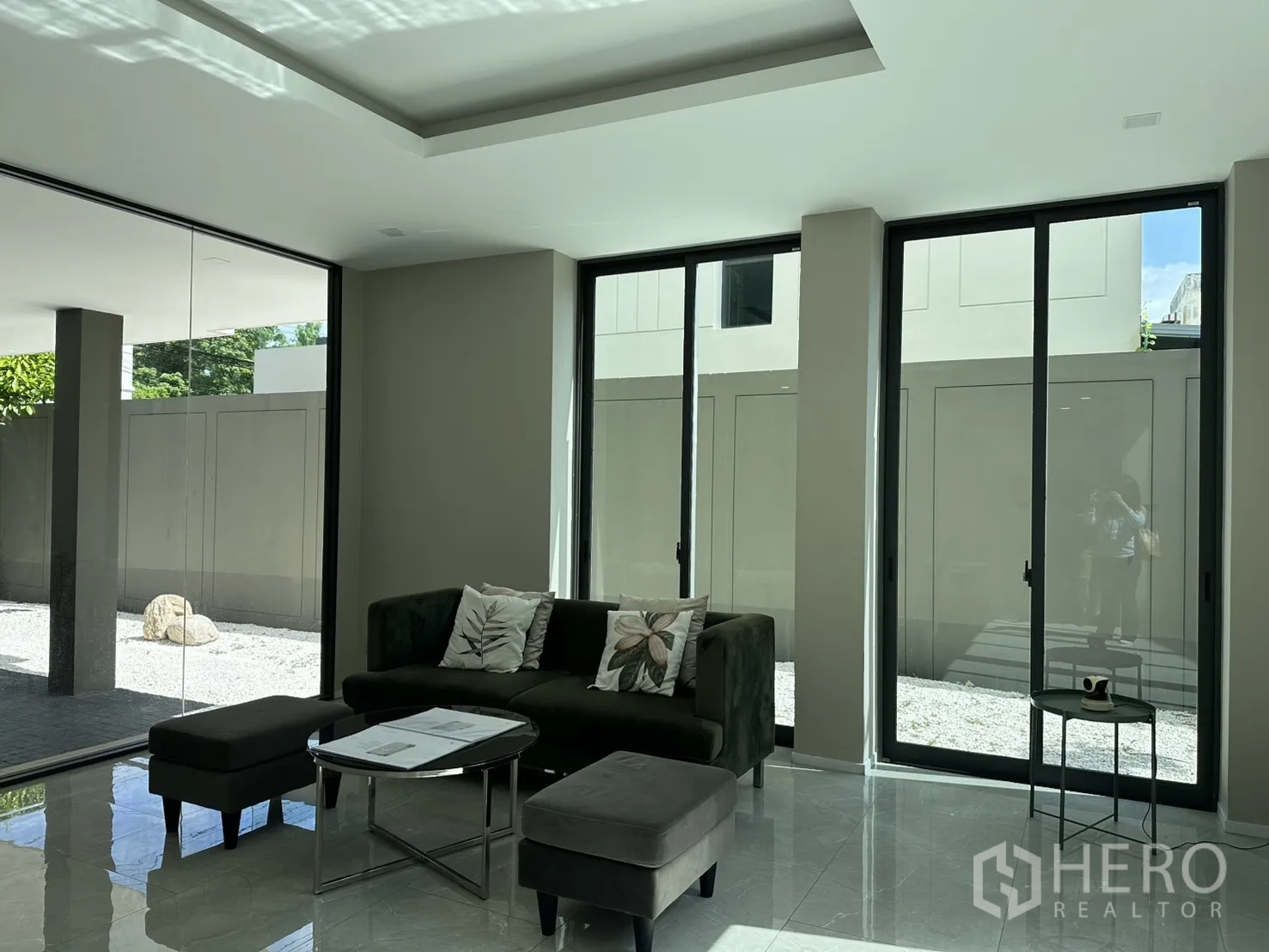 家庭办公室 for rent or sale in Suan Luang, Bangkok - 采光良好的接待区，深色沙发与茶几，落地窗环绕。