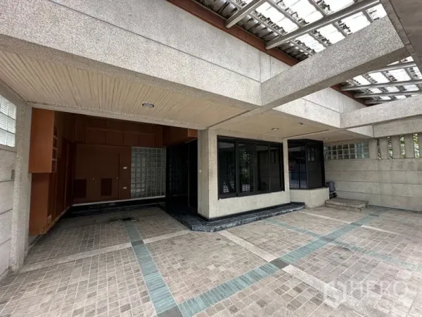 Townhouse for rent in Khlong Toei, Bangkok - Covered carport and entrance of a townhouse near BTS Thonglor with tiled flooring, skylight roof and large windows.