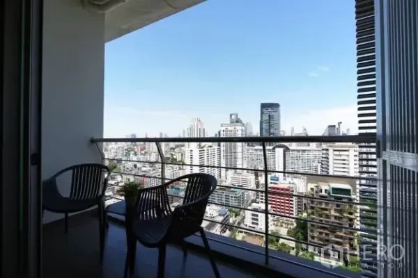 公寓 出租在Watthana, Bangkok - 带顶阳台，摆放两把椅子，远眺曼谷天际线与城市景观。