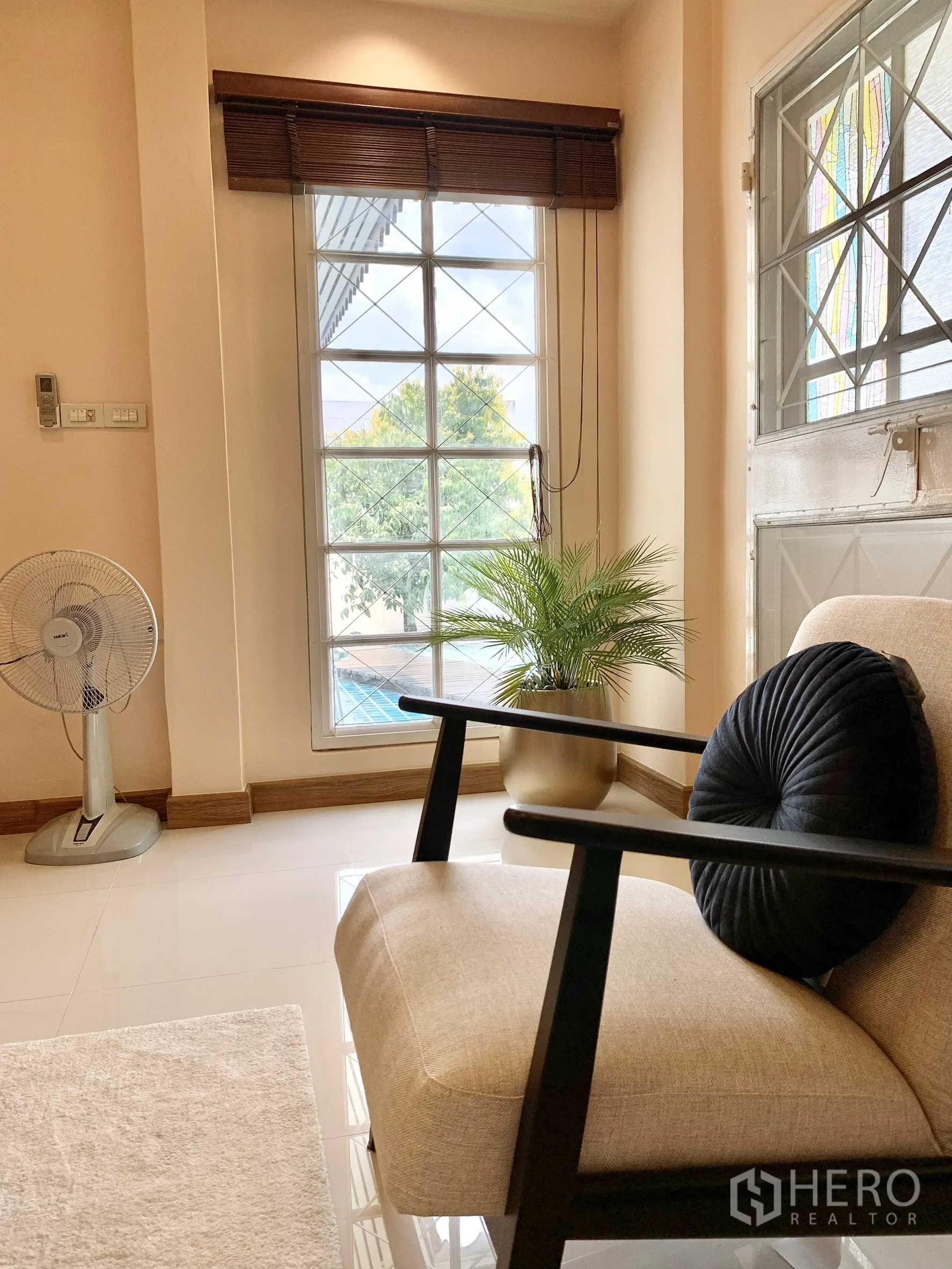 独栋房屋 for rent in Saphan Sung, Bangkok - 现代客厅，沙发、黑色茶几、壁挂电视与装饰摆件。