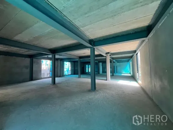 Retail Space for rent in Pathum Wan, Bangkok - Expansive bare-shell level with concrete floors, multiple support columns and perimeter glazing.