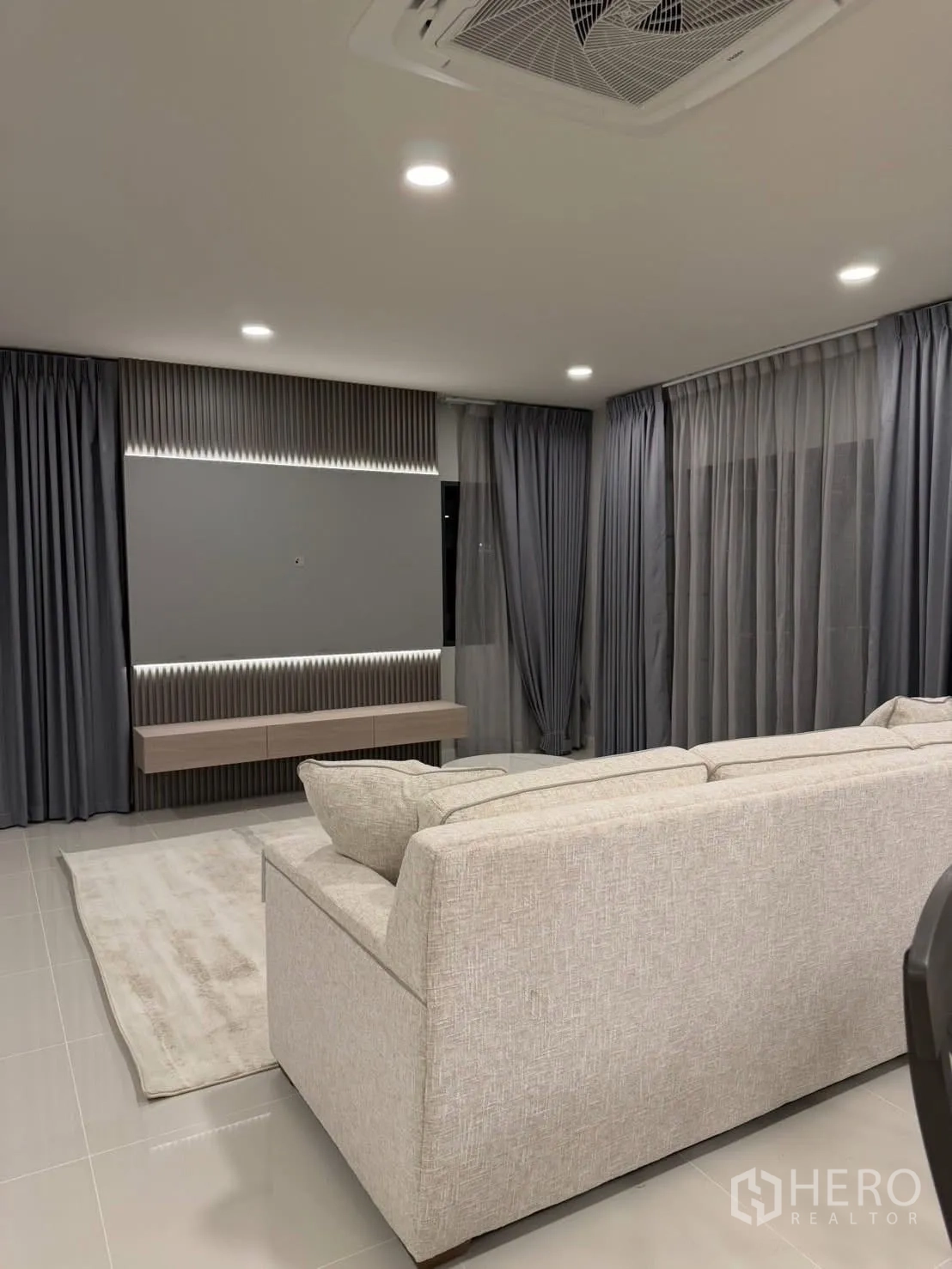 บ้านเดี่ยว for rent in Bang Phli, Samut Prakan - ผนังทีวีดีไซน์พร้อมตู้แขวนและผ้าม่านเต็มความสูง